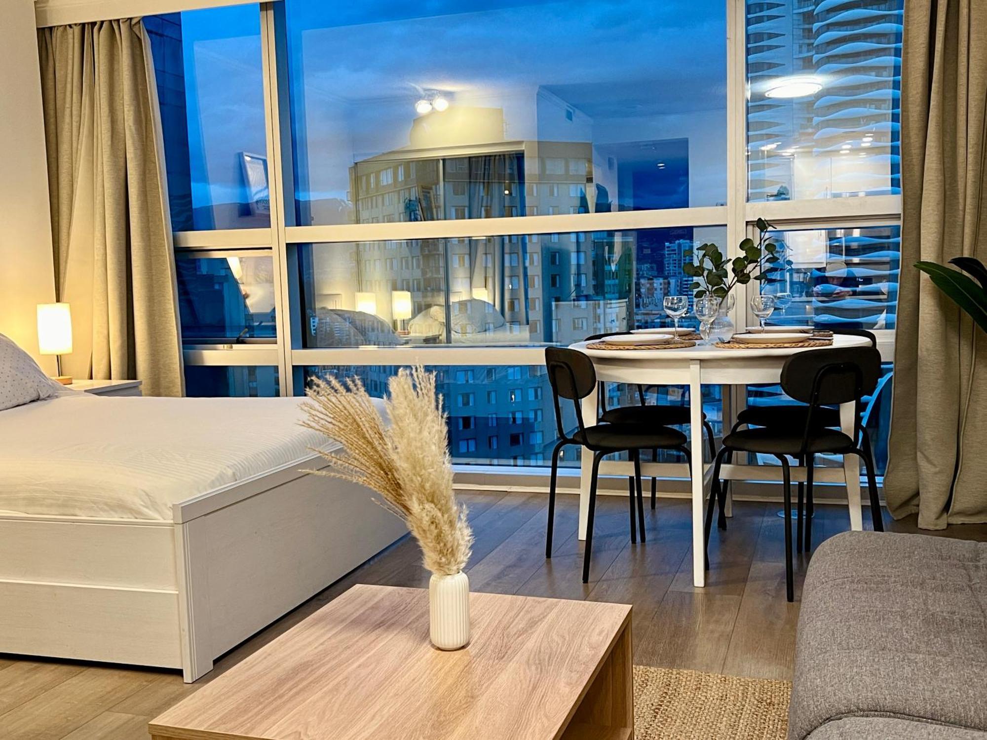 Stunning Skyline Views In A Cozy And Stylish Abode Apartment แวนคูเวอร์ ภายนอก รูปภาพ