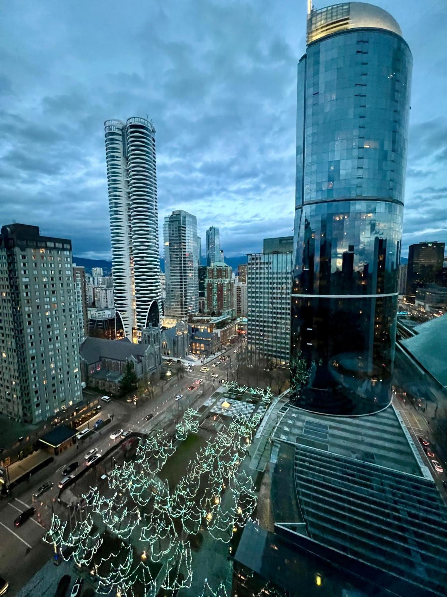 Stunning Skyline Views In A Cozy And Stylish Abode Apartment แวนคูเวอร์ ภายนอก รูปภาพ