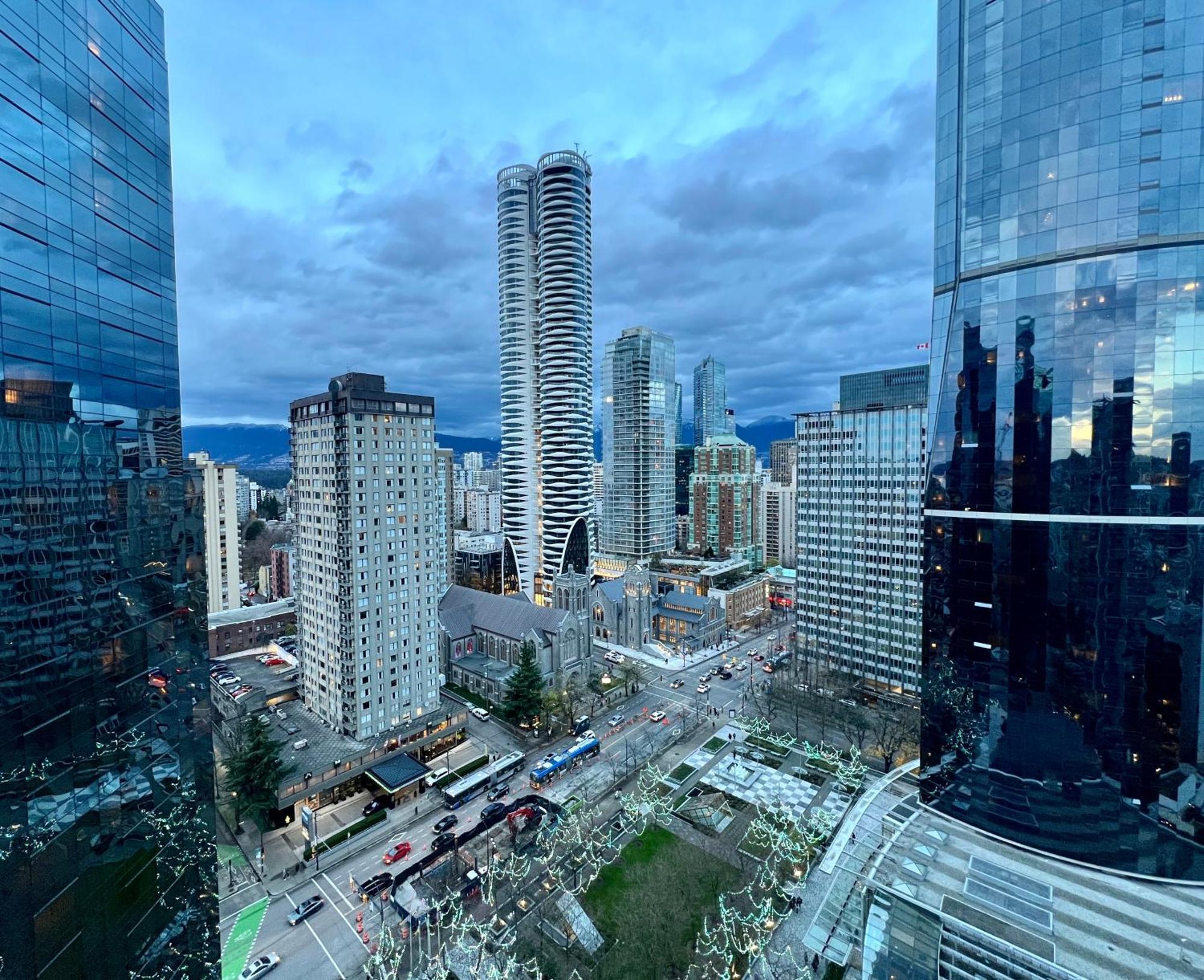 Stunning Skyline Views In A Cozy And Stylish Abode Apartment แวนคูเวอร์ ภายนอก รูปภาพ