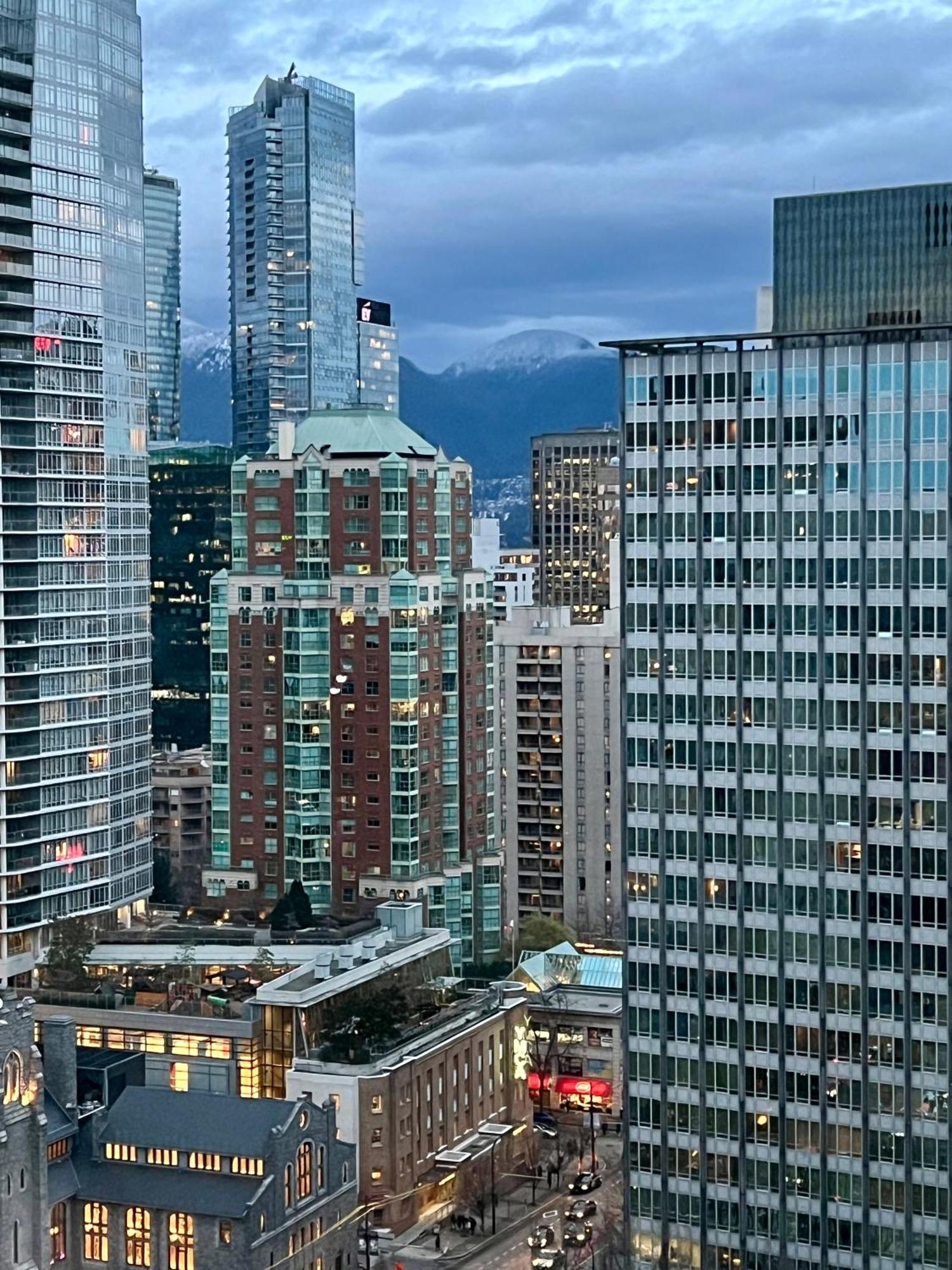 Stunning Skyline Views In A Cozy And Stylish Abode Apartment แวนคูเวอร์ ภายนอก รูปภาพ